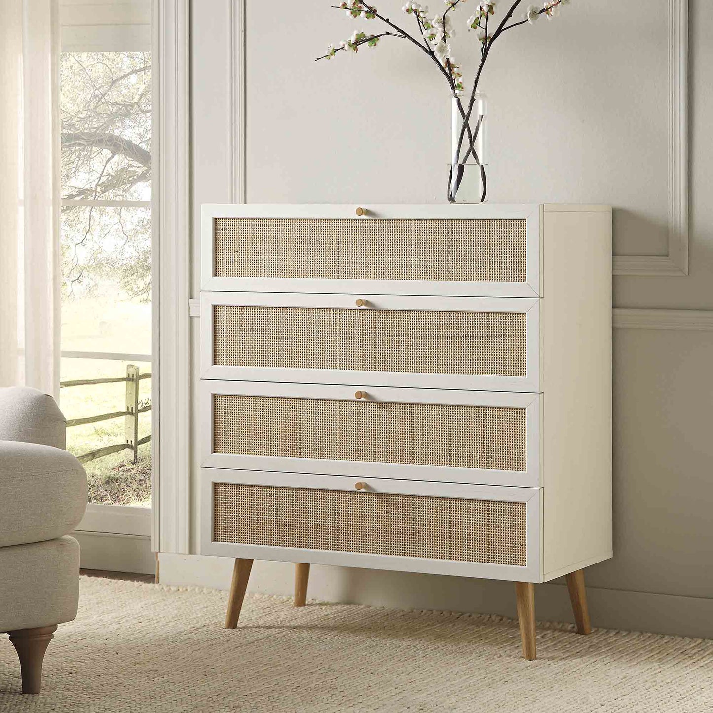 Commode haute à 4 tiroirs en rotin tressé Frances, blanche