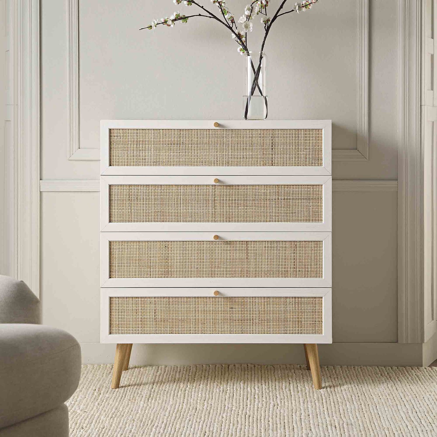 Commode haute à 4 tiroirs en rotin tressé Frances, blanche