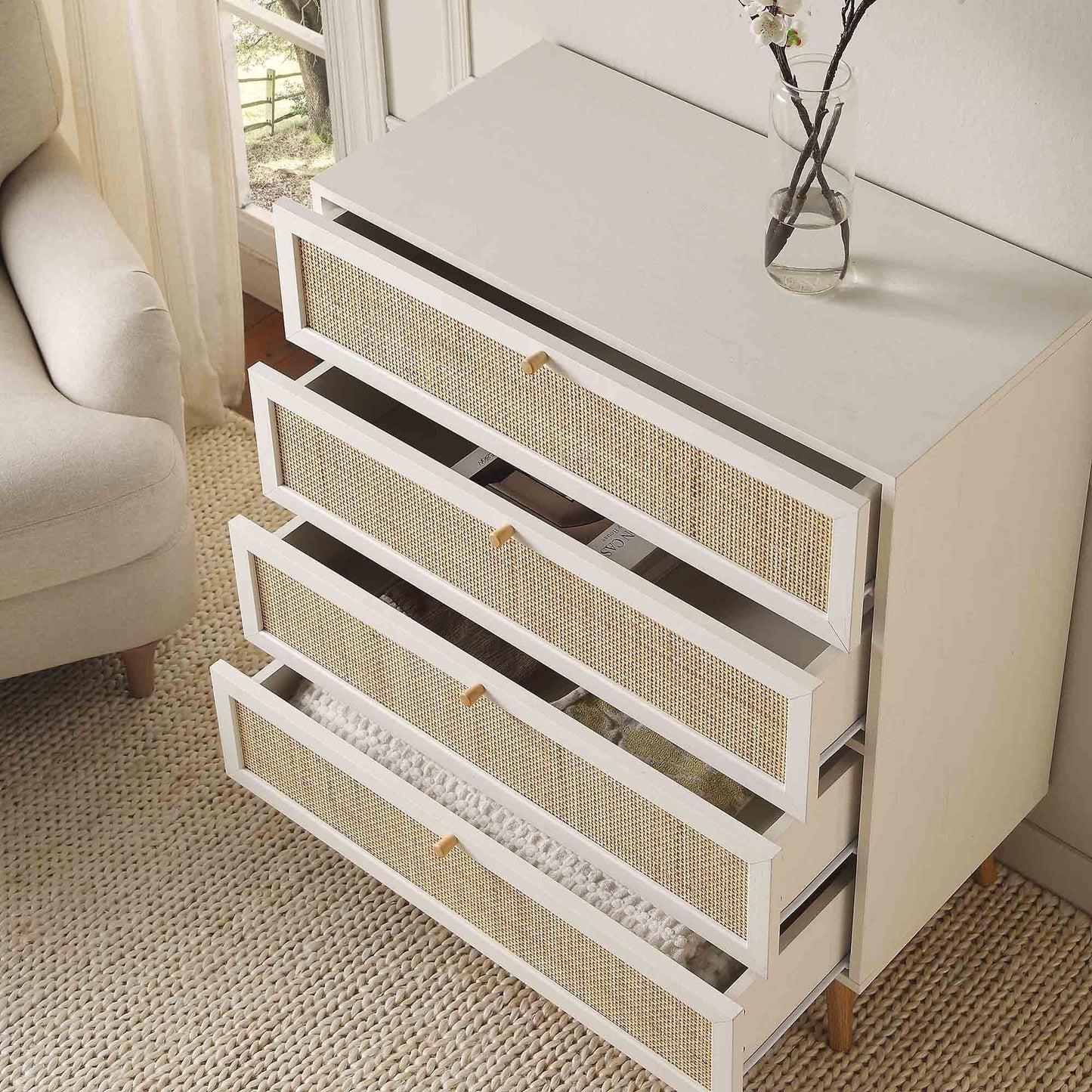 Commode haute à 4 tiroirs en rotin tressé Frances, blanche