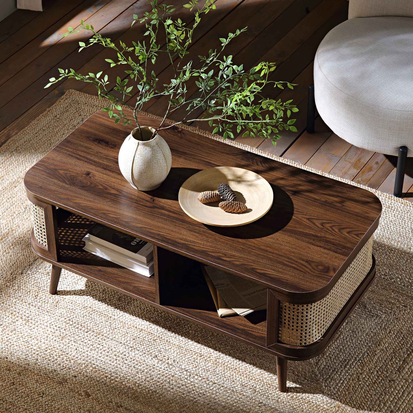 Table basse courbée en rotin Izzy, noyer