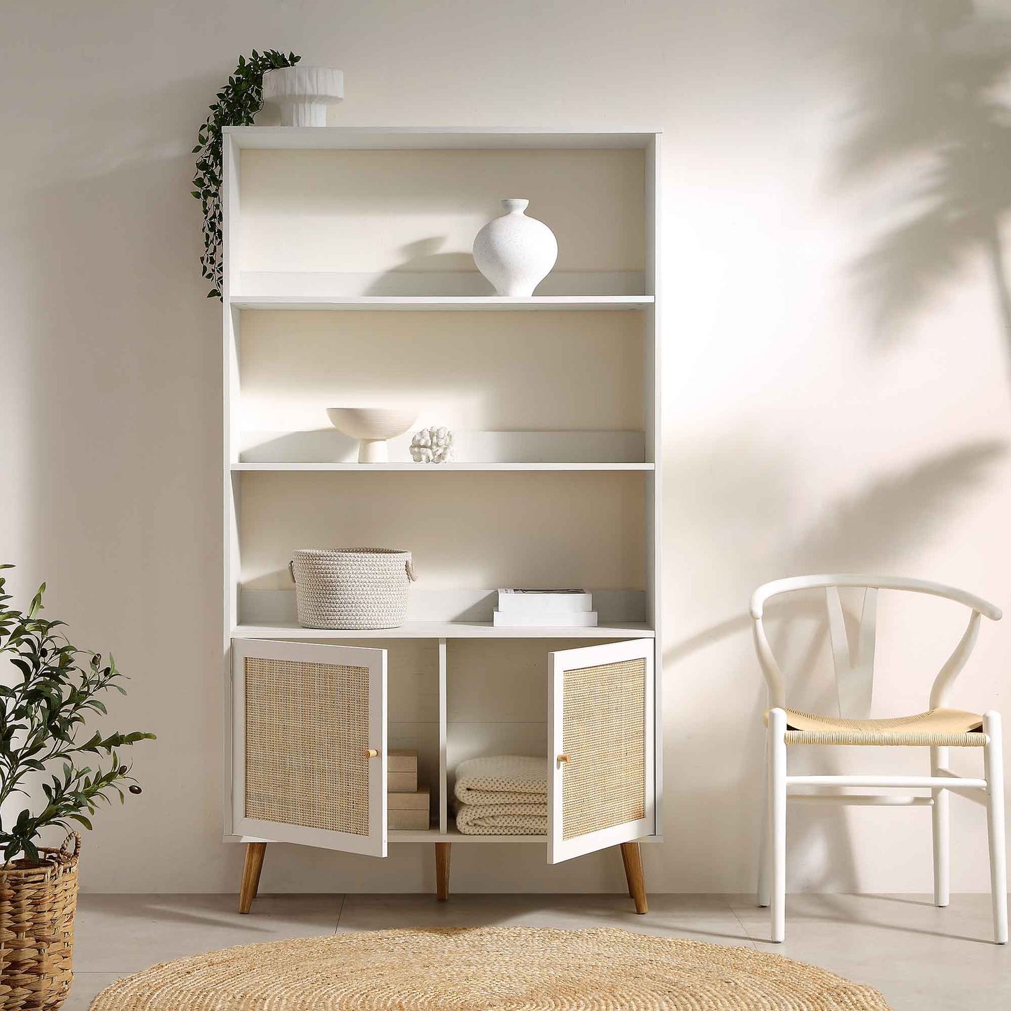 Bibliothèque en rotin tressé Frances avec portes, blanc