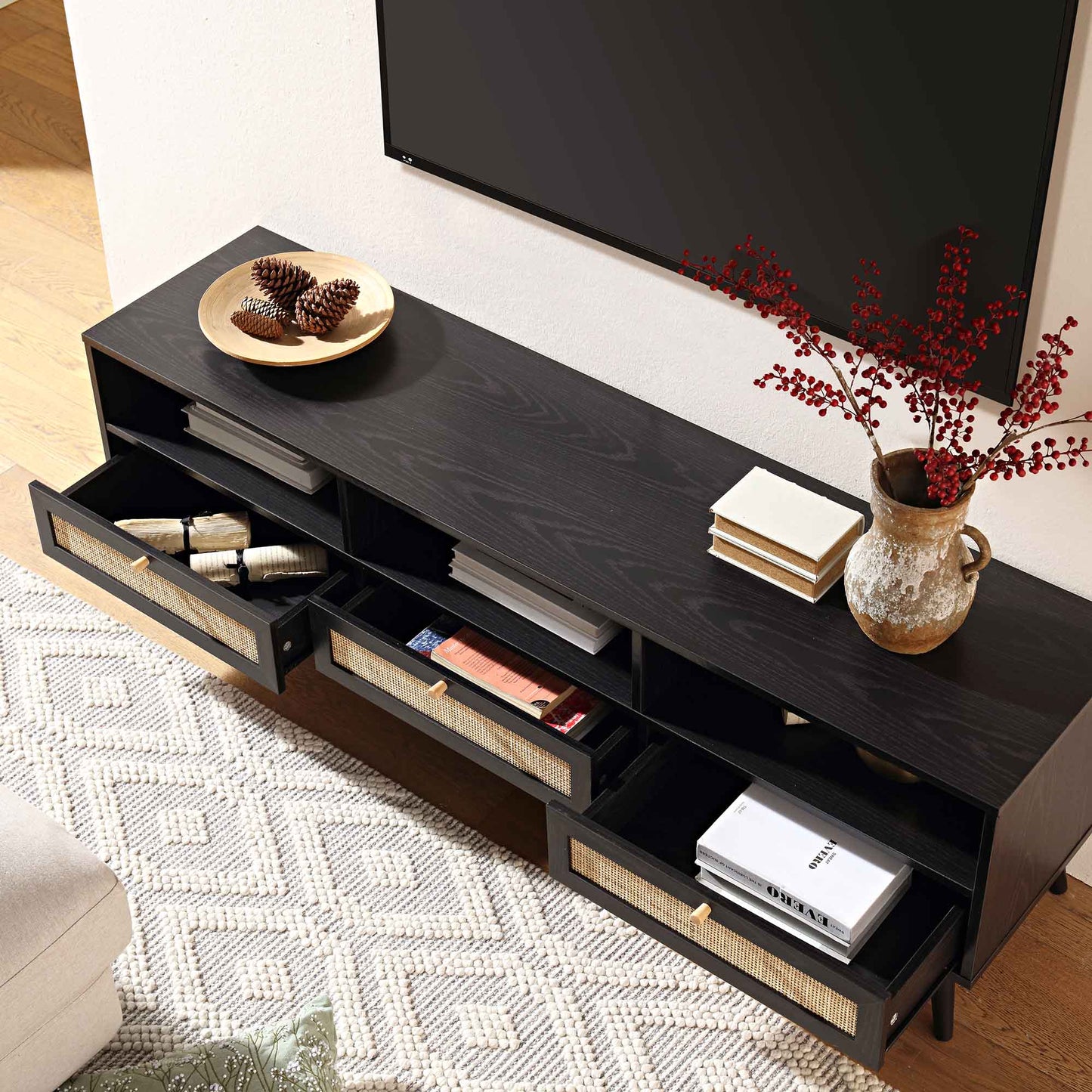 Meuble TV Frances en rotin tressé noir, 63 po, 3 tiroirs