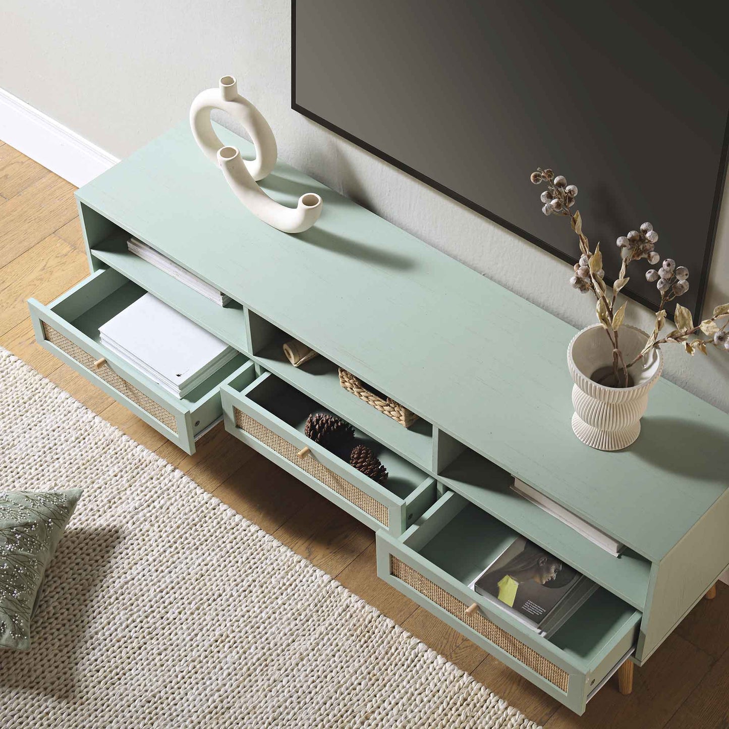 Meuble TV Frances en rotin tressé de 63 po à 3 tiroirs, menthe