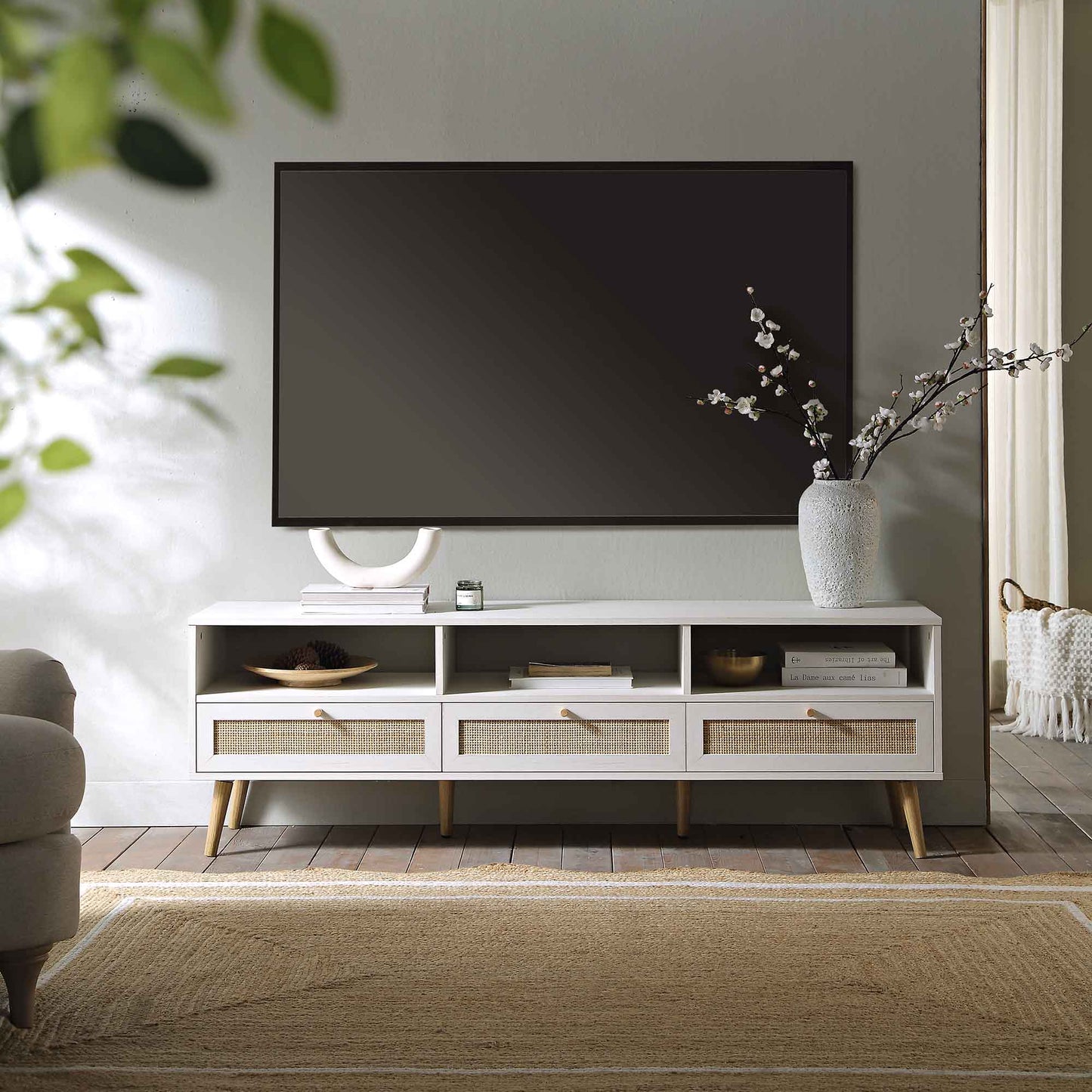 Meuble TV Frances en rotin tressé blanc, 63 po, 3 tiroirs