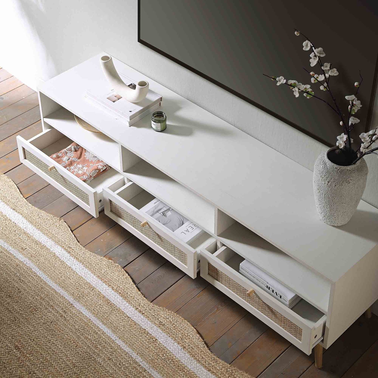 Meuble TV Frances en rotin tressé blanc, 63 po, 3 tiroirs