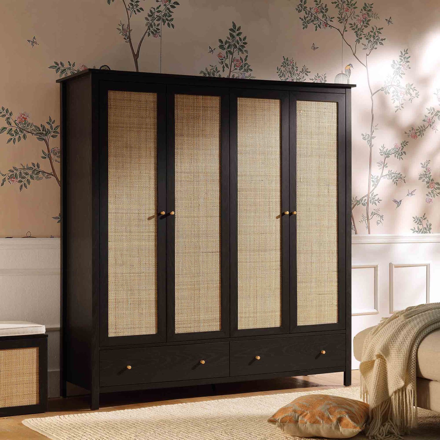 Armoire en rotin Frances à 4 portes et 2 tiroirs, noire