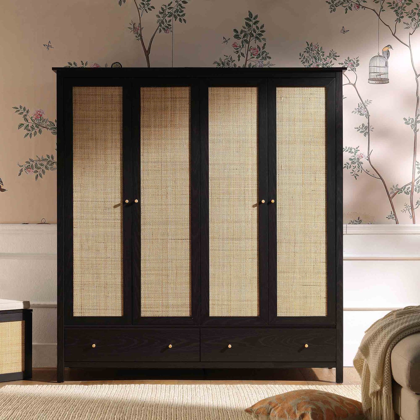 Armoire en rotin Frances à 4 portes et 2 tiroirs, noire