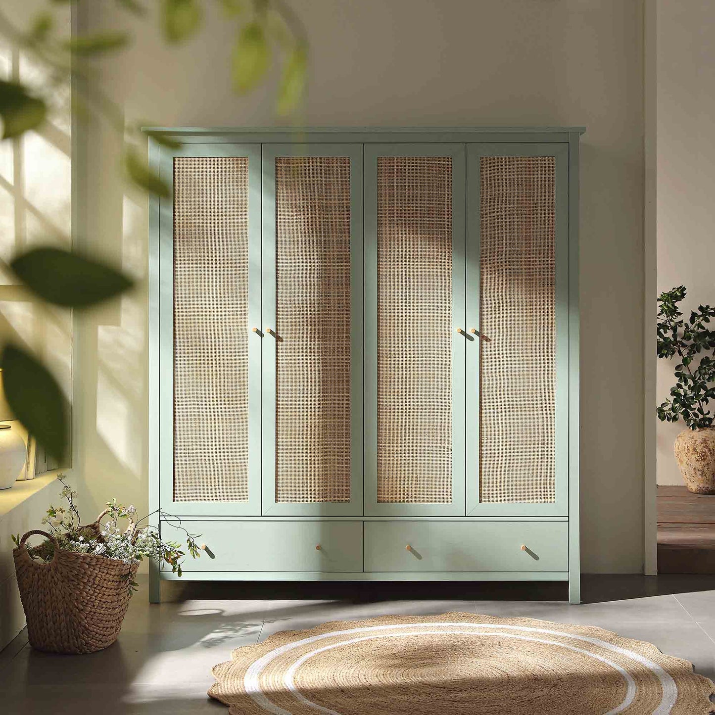 Armoire en rotin Frances à 4 portes et 2 tiroirs, menthe