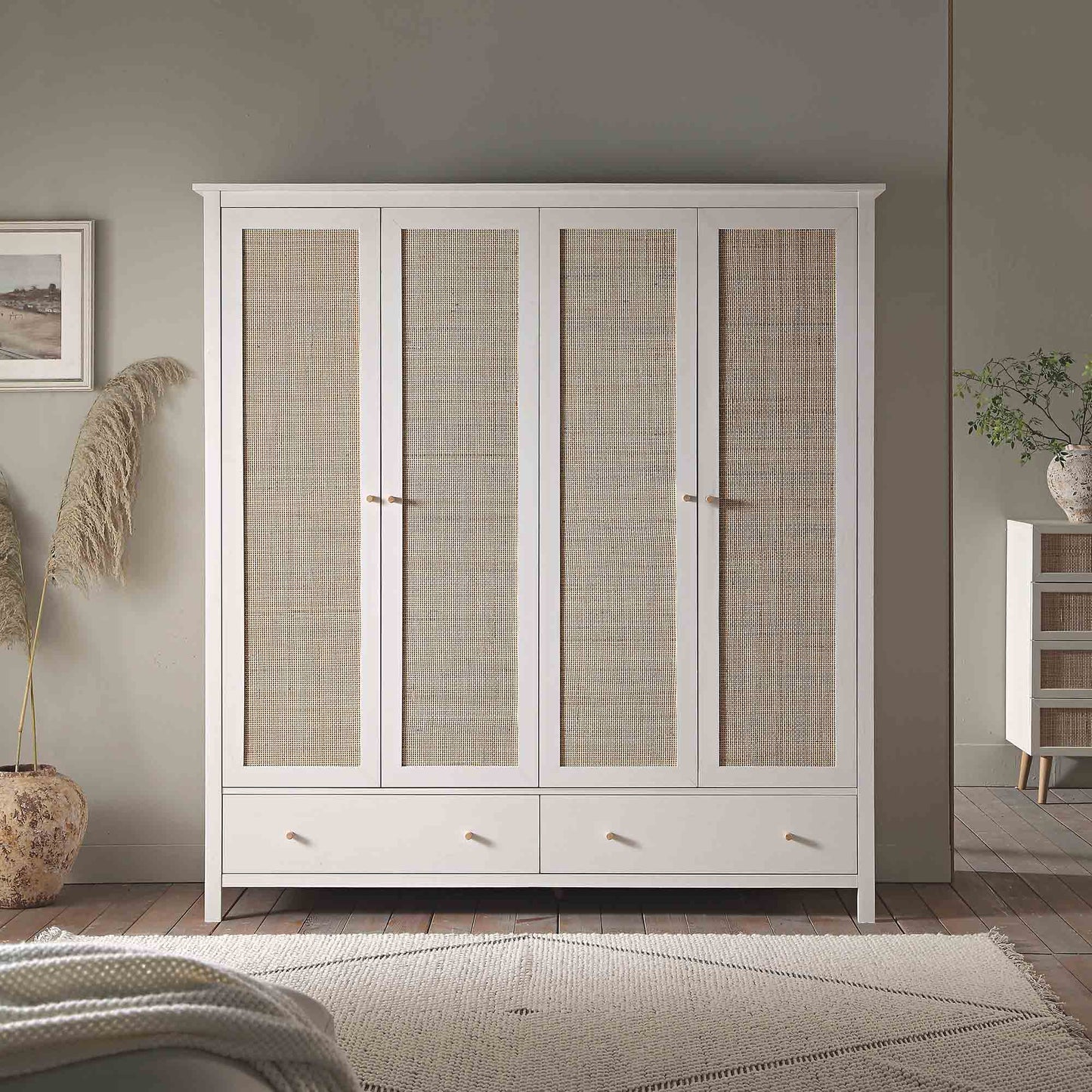 Armoire en rotin Frances à 4 portes et 2 tiroirs, blanche