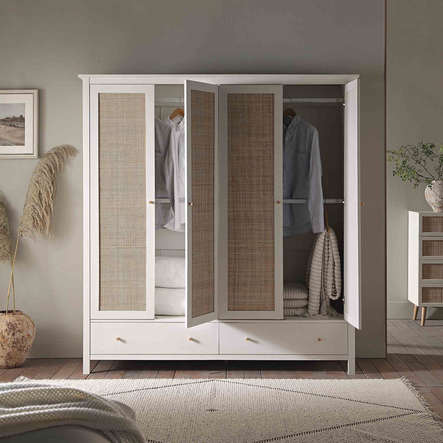 Armoire en rotin Frances à 4 portes et 2 tiroirs, blanche