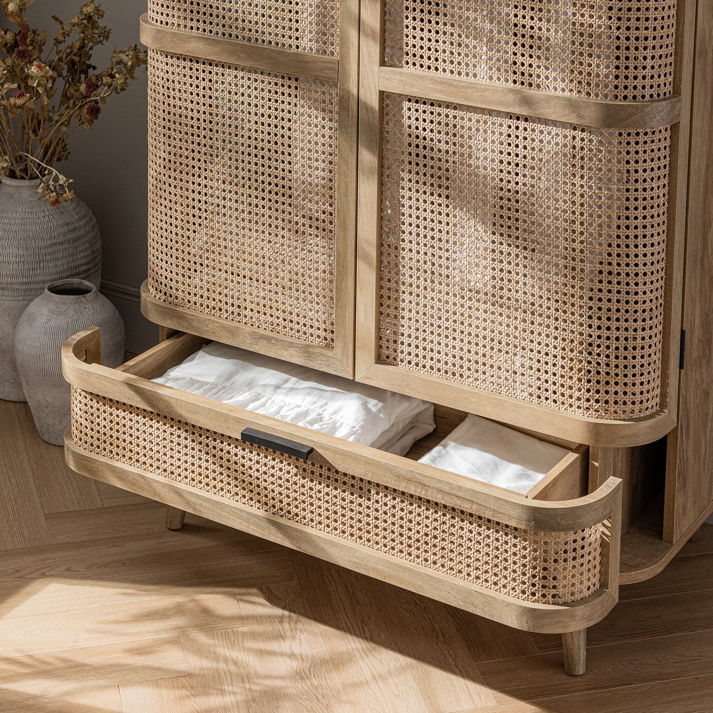 Armoire double courbée en rotin Izzy, naturel