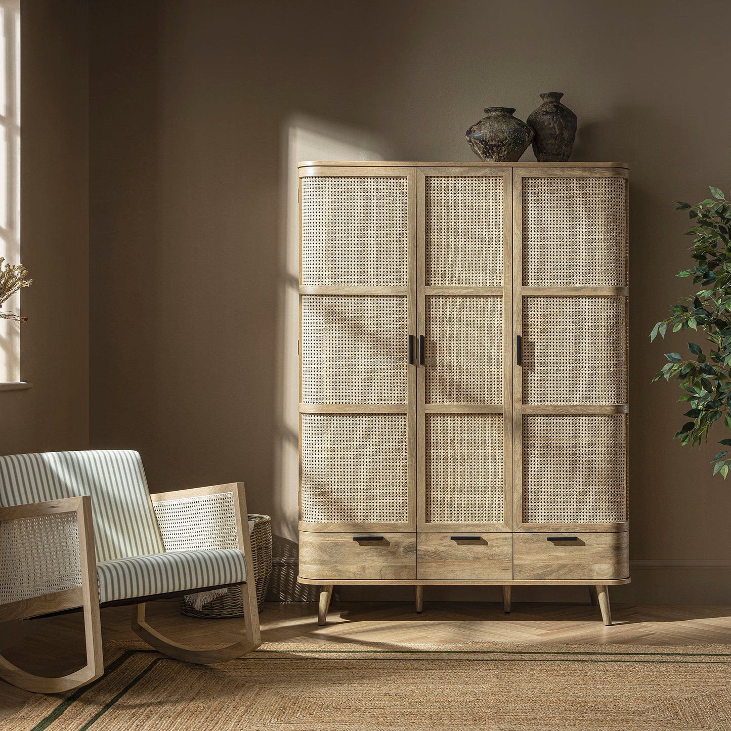 Armoire triple courbée en rotin Izzy, naturel