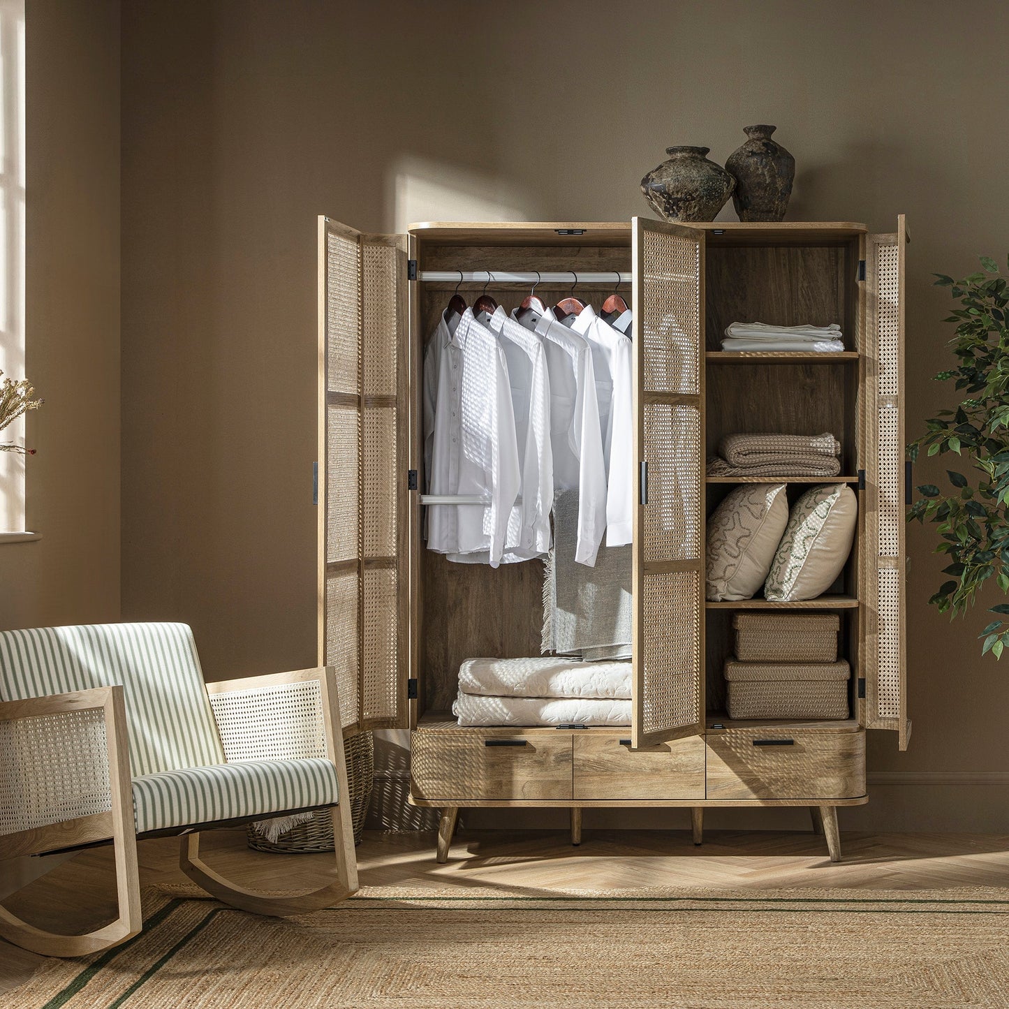 Armoire triple courbée en rotin Izzy, naturel