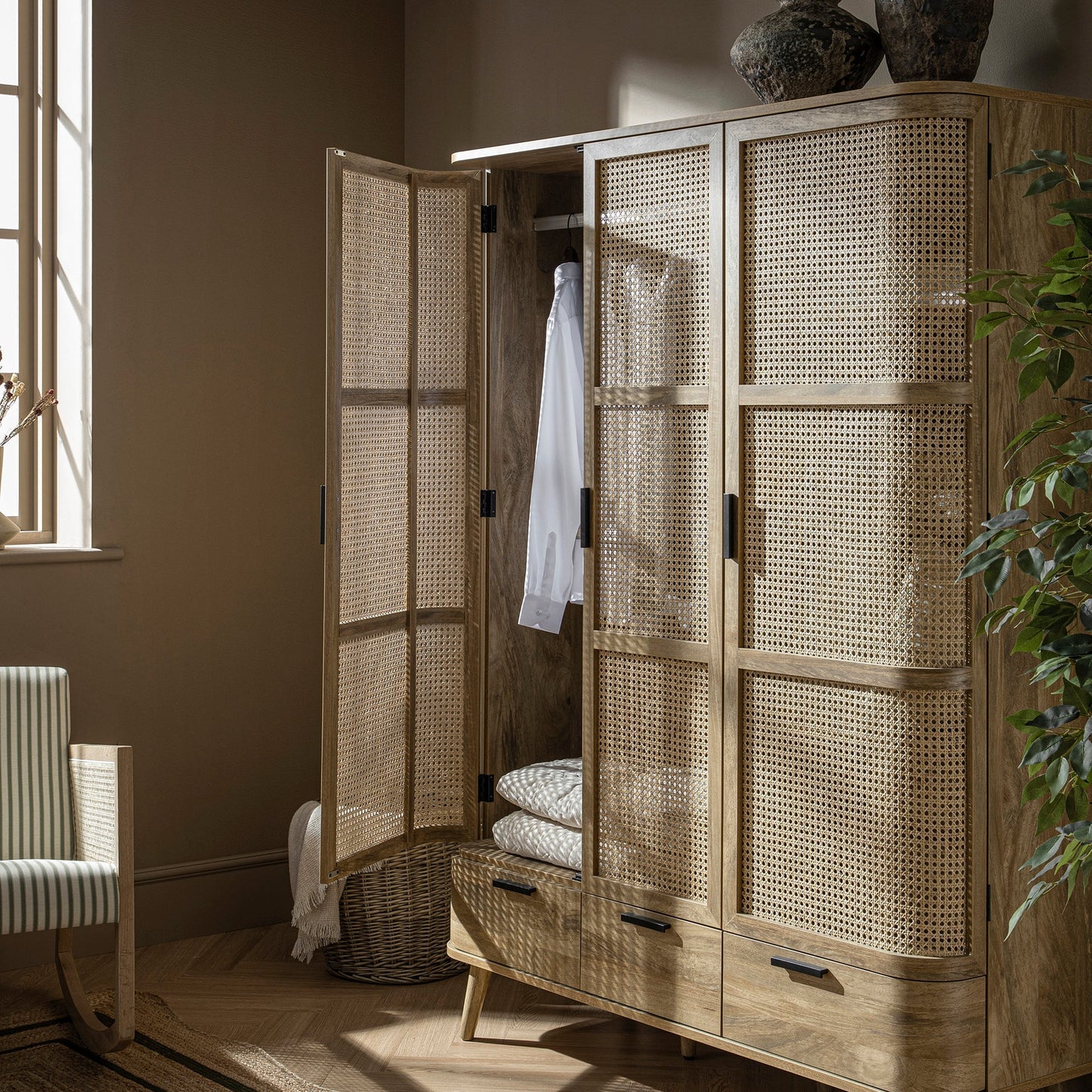 Armoire triple courbée en rotin Izzy, naturel