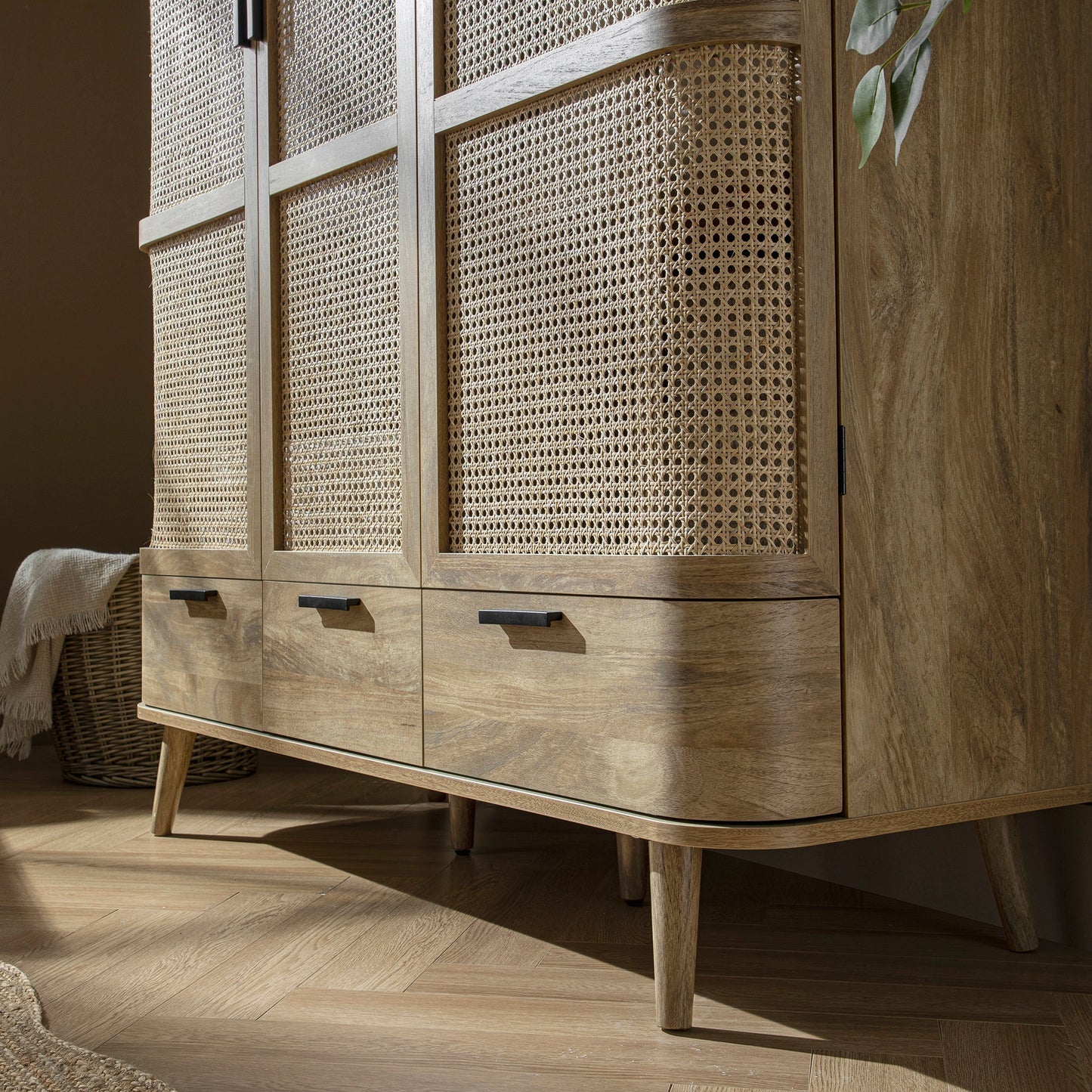 Armoire triple courbée en rotin Izzy, naturel
