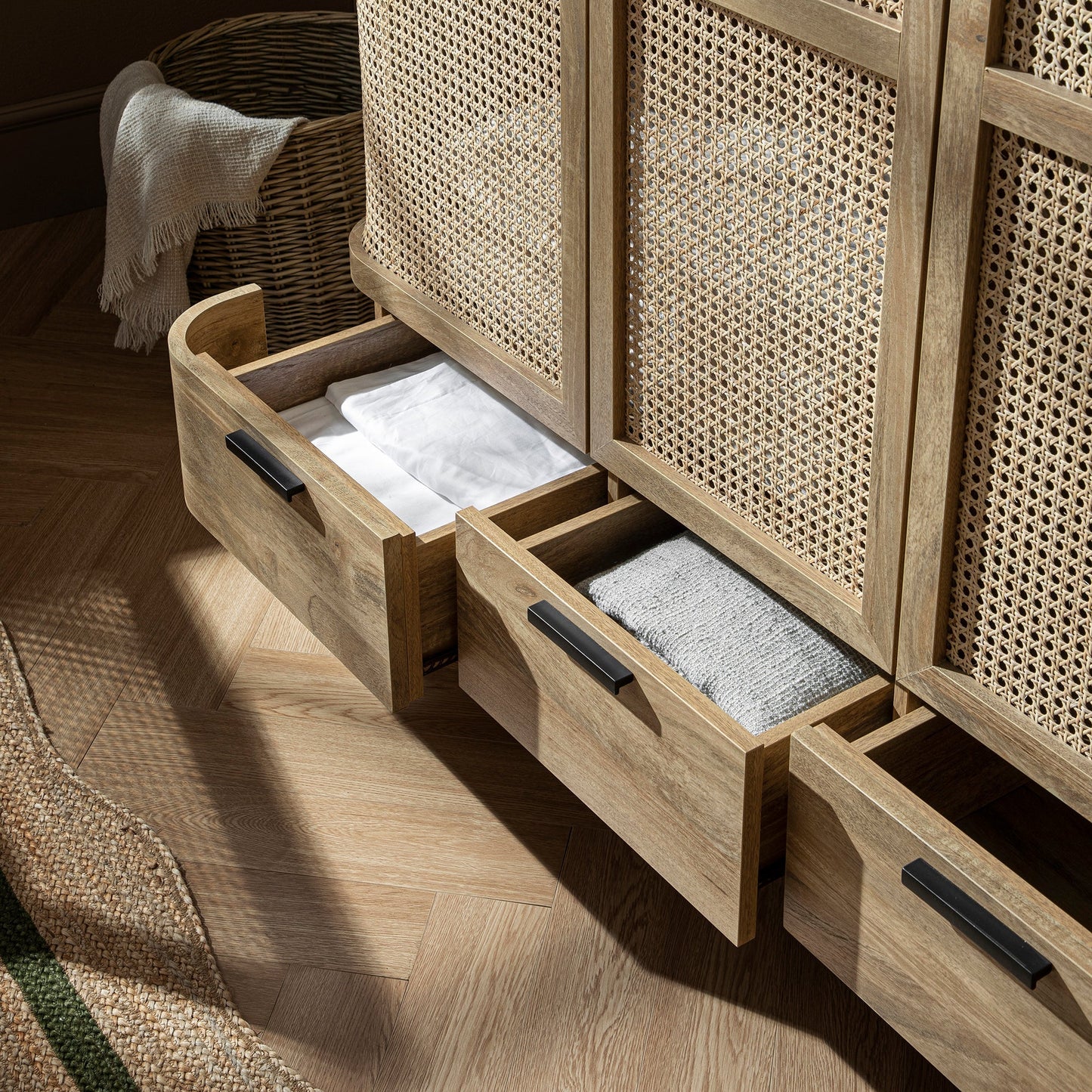Armoire triple courbée en rotin Izzy, naturel