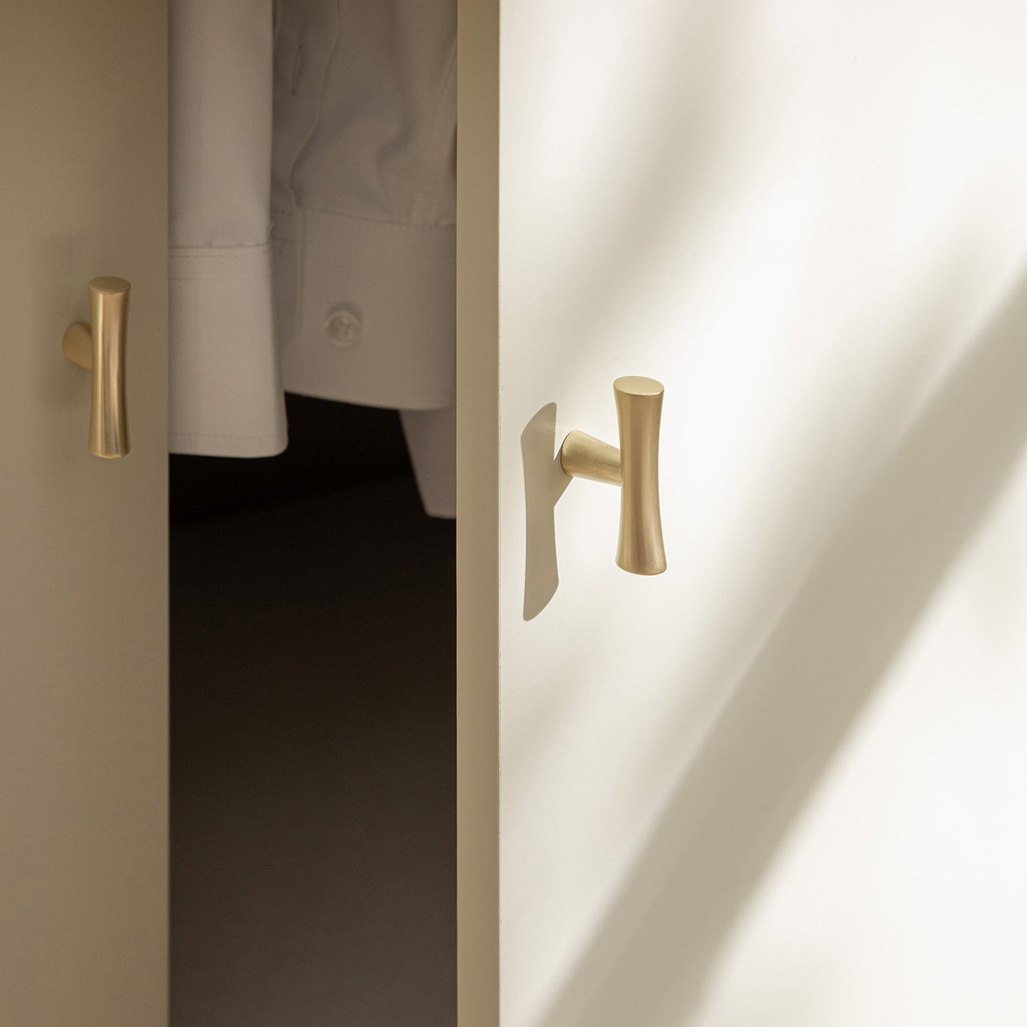 Placard triple Oakham, blanc ombragé