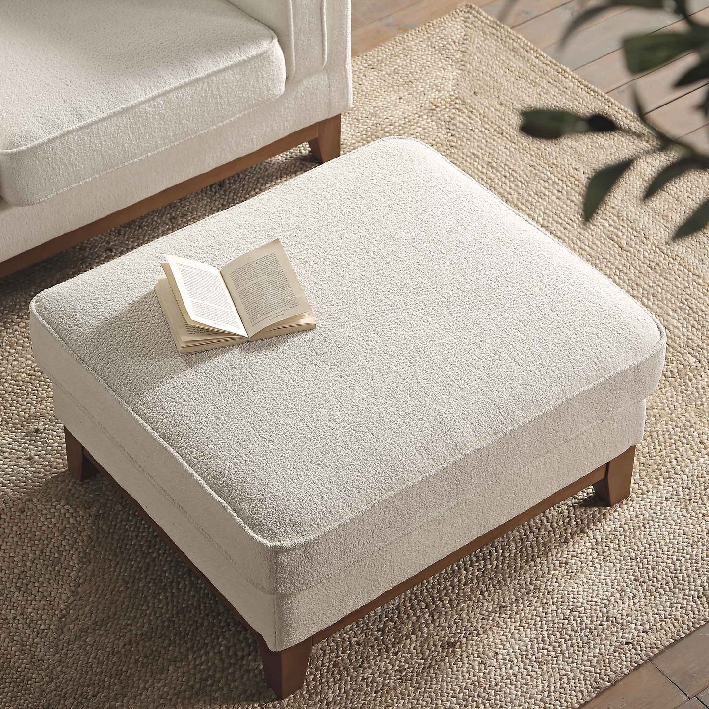 Repose-pieds de rangement en tissu bouclé beige Dipley