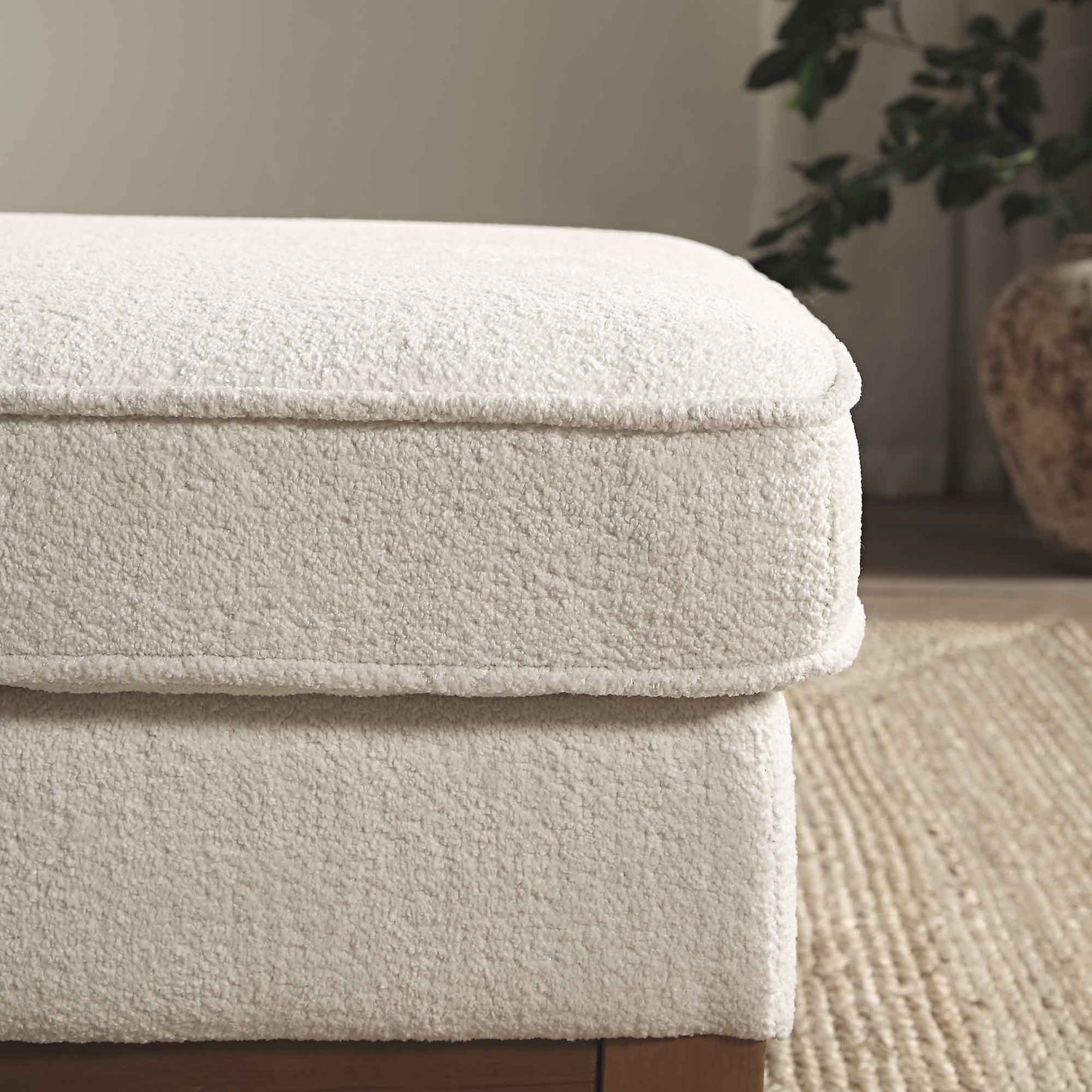 Repose-pieds de rangement en tissu bouclé beige Dipley