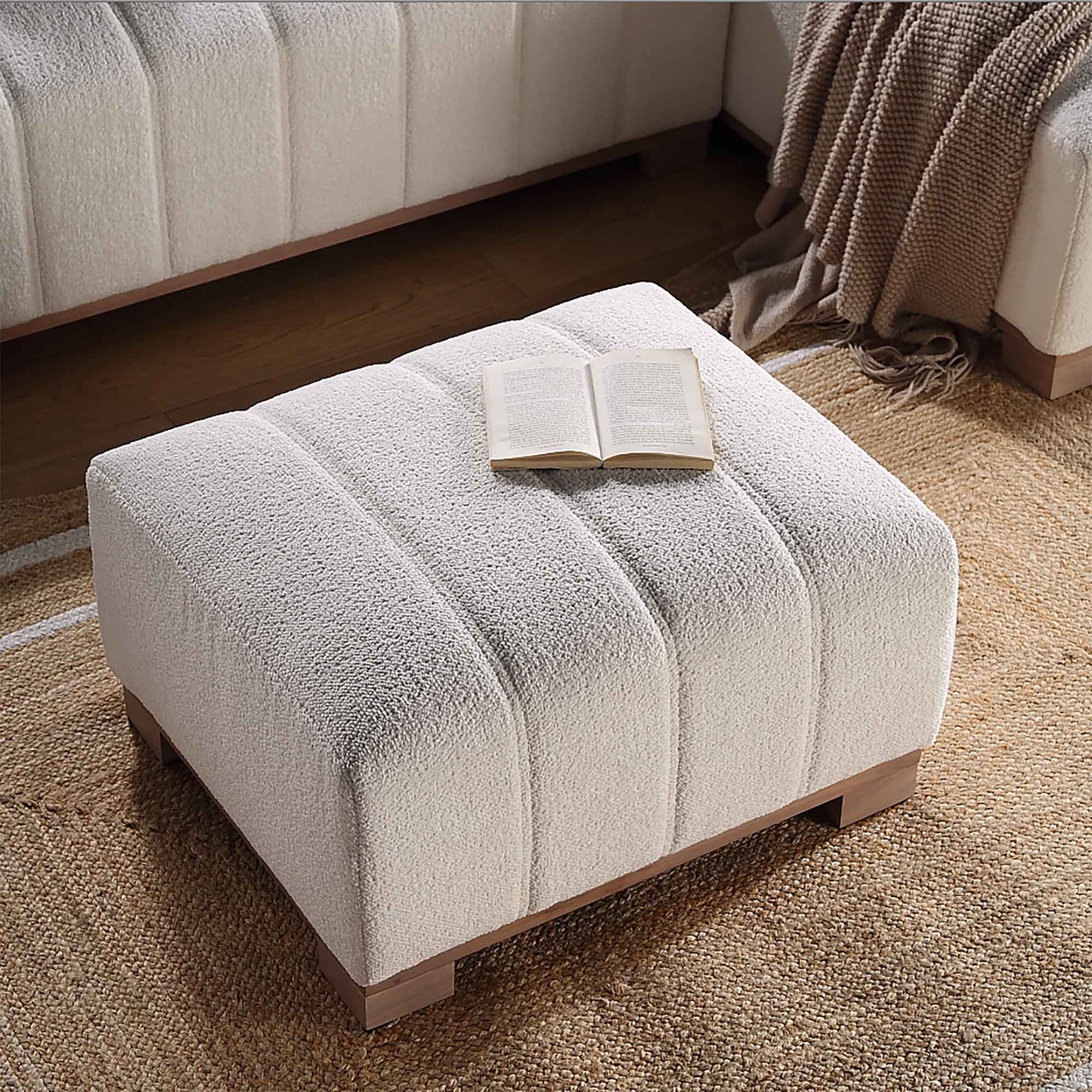 Repose-pieds Belsize Beige Boucle avec base en bois