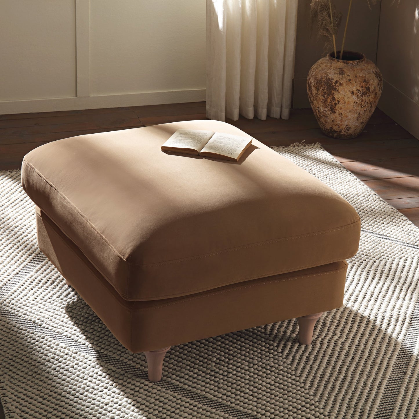 Canapé et repose-pieds en velours camel Daphnis