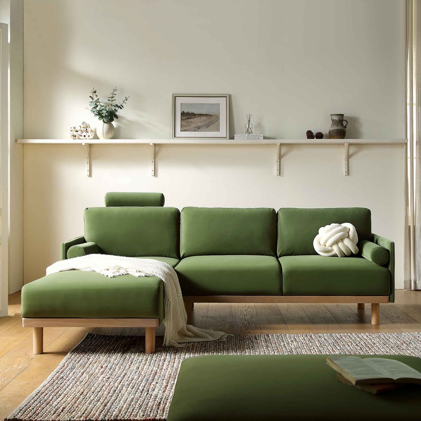 Canapé en velours vert fougère Timber, grand canapé méridienne 3 places orienté vers la gauche
