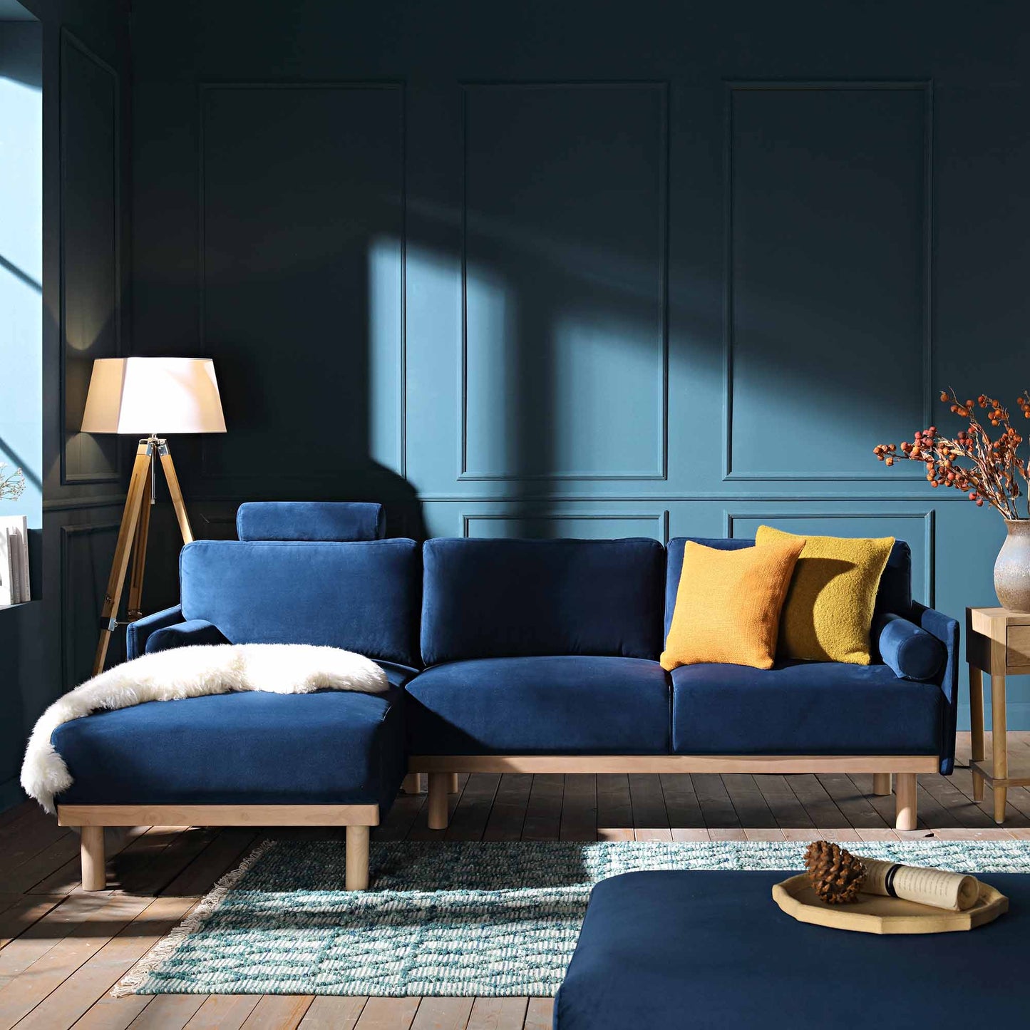 Canapé en velours bleu marine Timber, grand canapé méridienne 3 places orienté à gauche