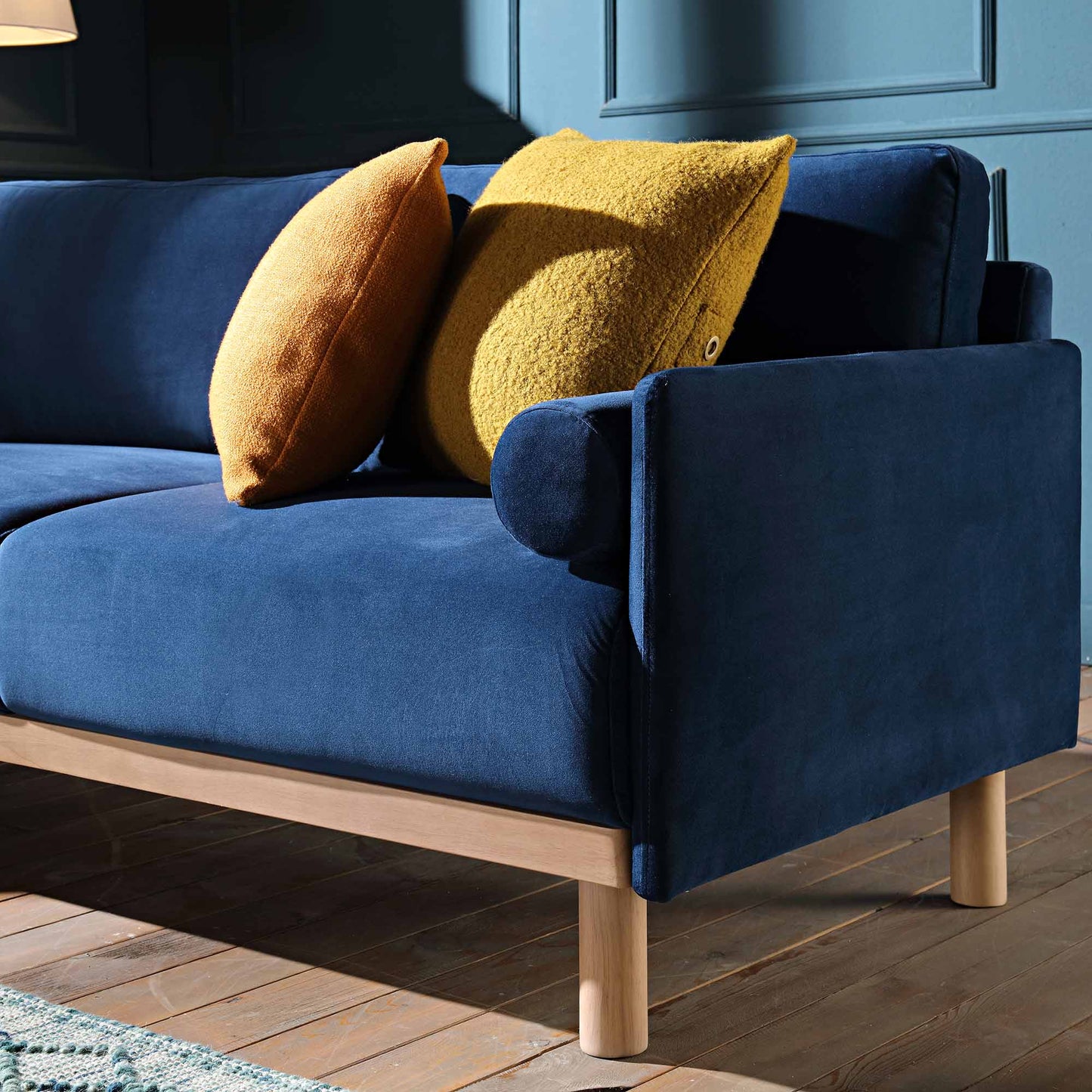 Canapé en velours bleu marine Timber, grand canapé méridienne 3 places orienté à gauche