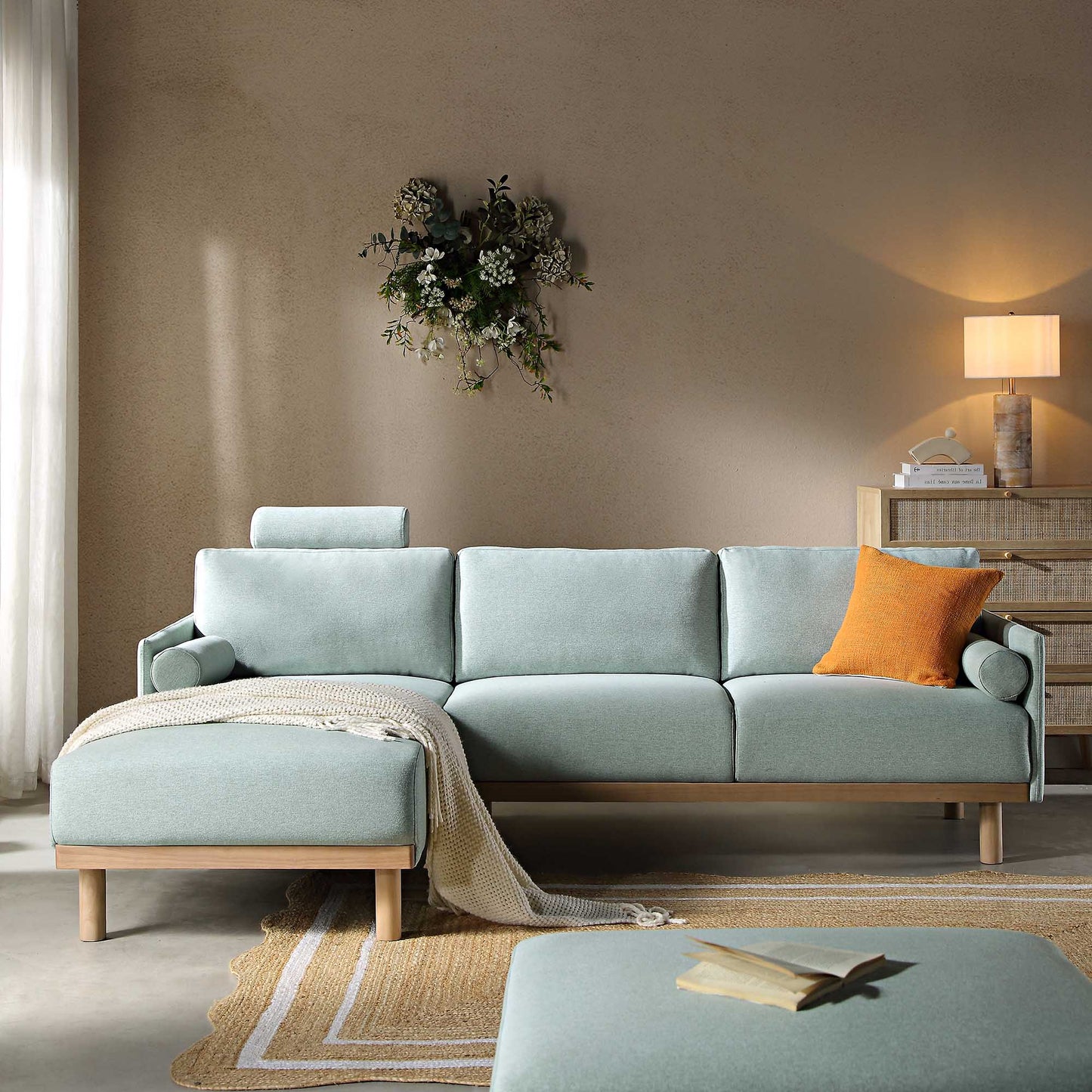 Canapé en tissu vert sauge Timber, grand canapé méridienne 3 places orienté à gauche