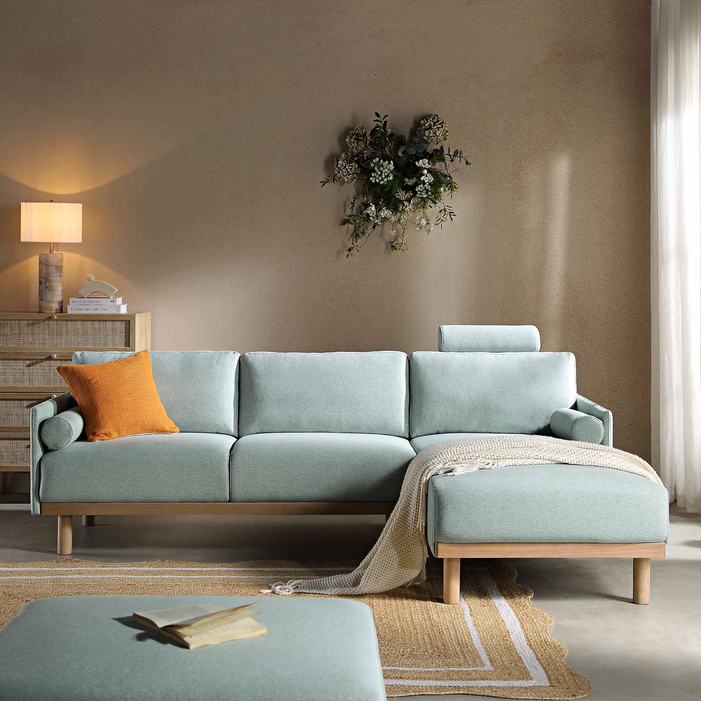 Canapé en tissu vert sauge Timber, grand canapé méridienne 3 places orienté à droite