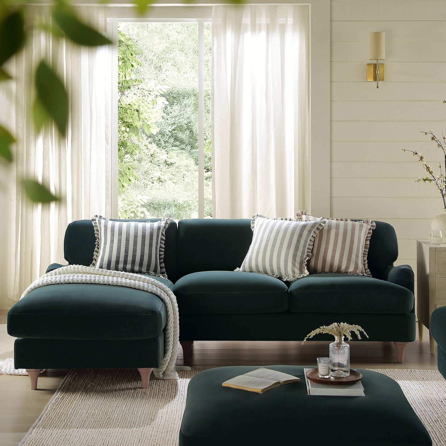 Canapé Daphnis en velours bleu égéen, grande chaise longue orientée à gauche