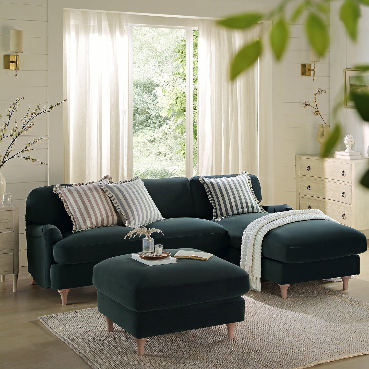Canapé Daphnis en velours bleu égéen, grande chaise longue orientée à droite