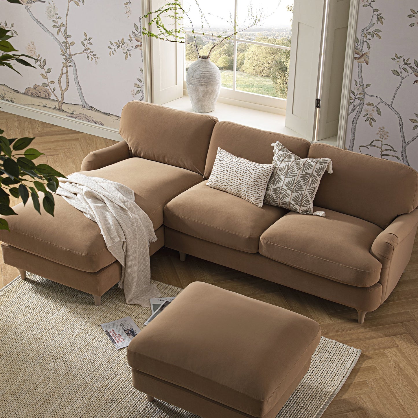 Canapé Daphnis en velours camel, grande chaise longue orientée à gauche