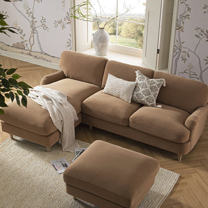Canapé Daphnis en velours camel, grande chaise longue orientée à gauche