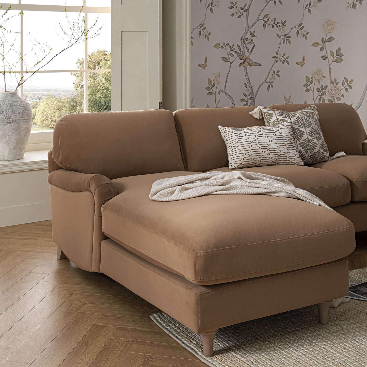 Canapé Daphnis en velours camel, grande chaise longue orientée à gauche