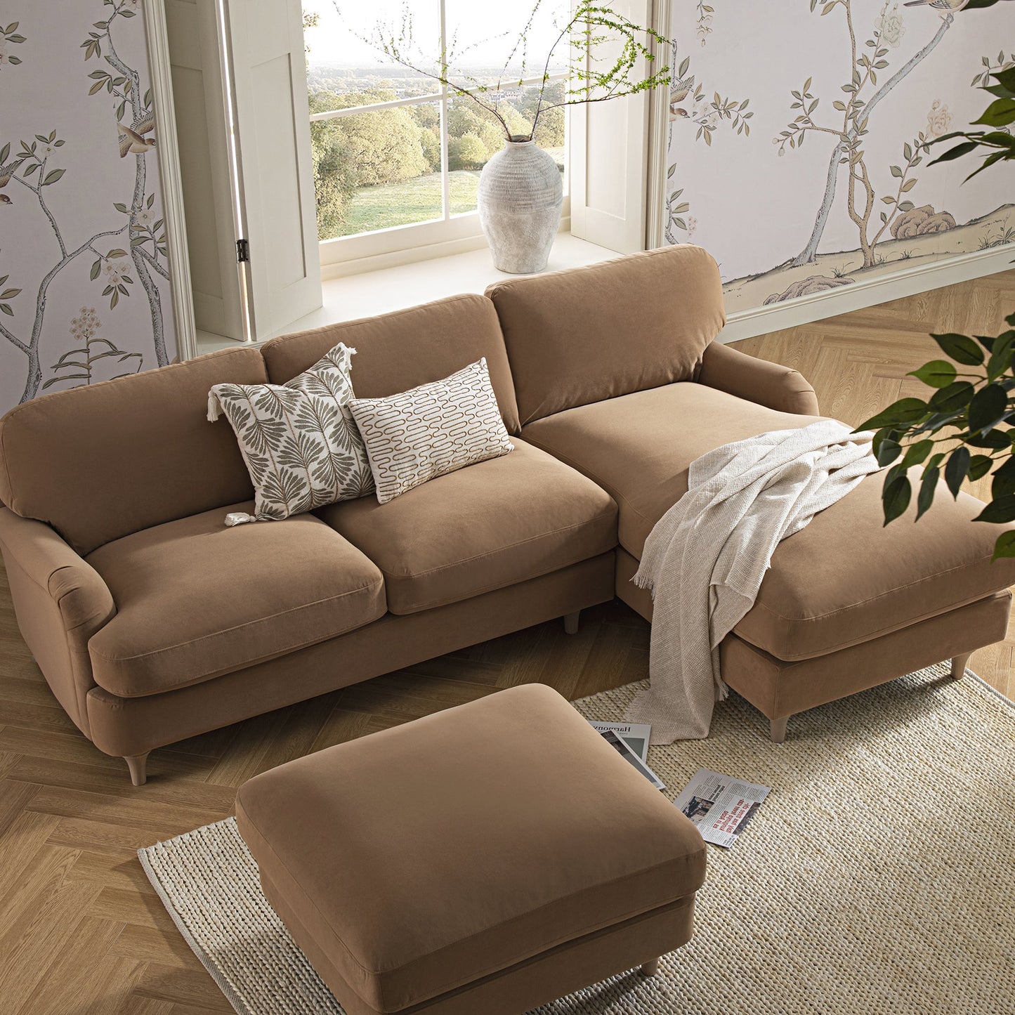 Canapé Daphnis en velours camel, grande chaise longue orientée à droite