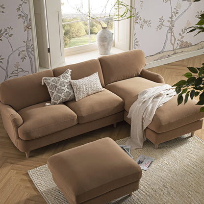 Canapé Daphnis en velours camel, grande chaise longue orientée à droite