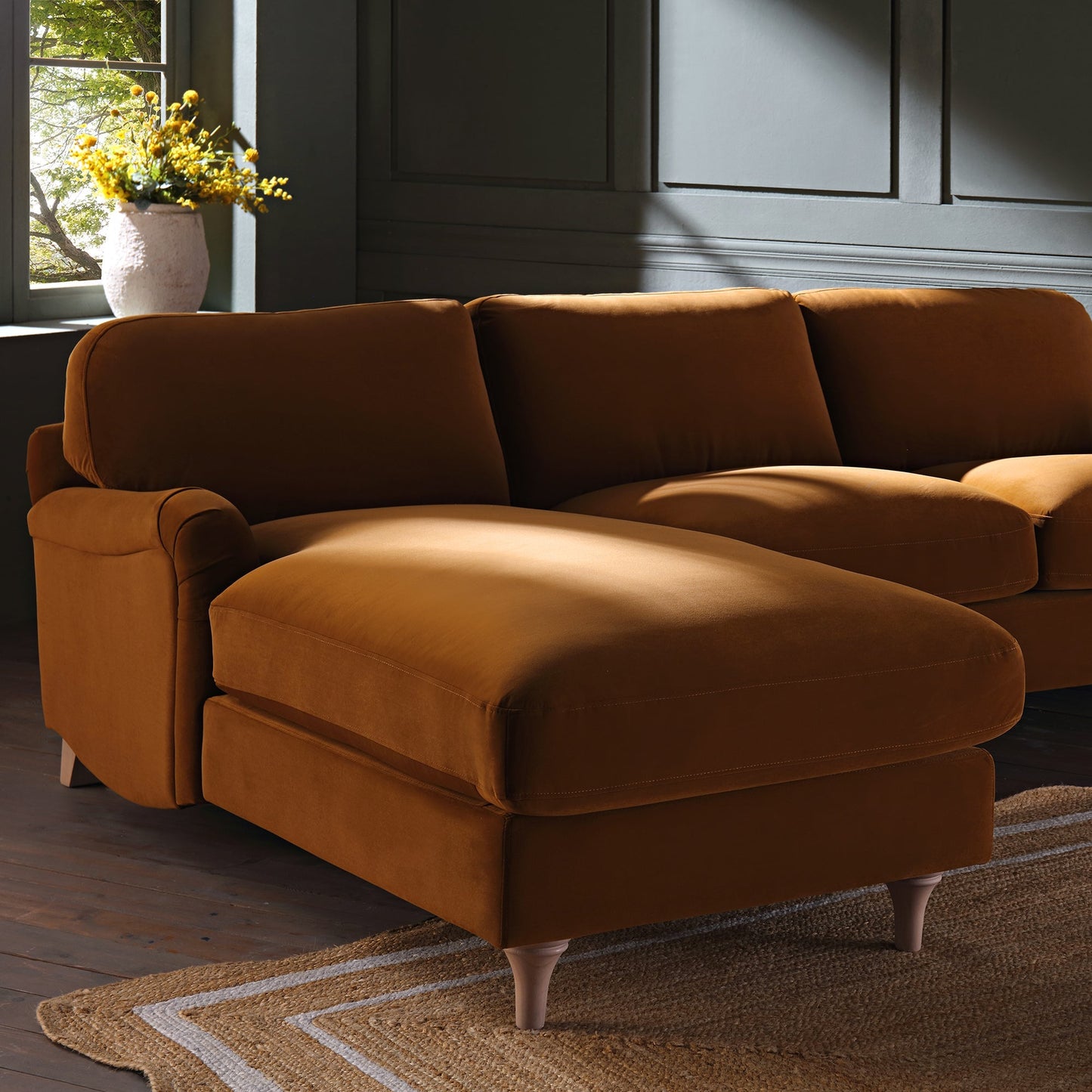 Canapé Daphnis en velours cannelle, grande chaise longue orientée à gauche