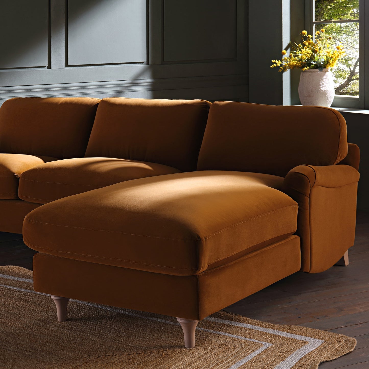 Canapé Daphnis en velours cannelle, canapé Grande Chaise longue orienté à droite