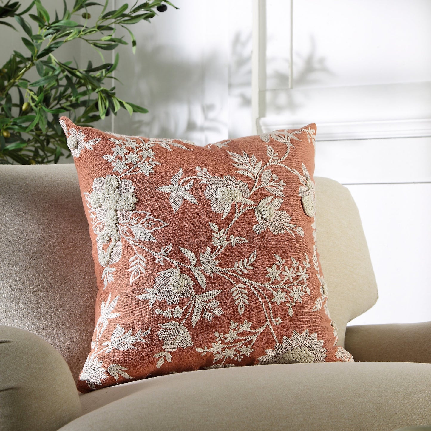 Coussin floral brodé à la main de la collection Aubrey
