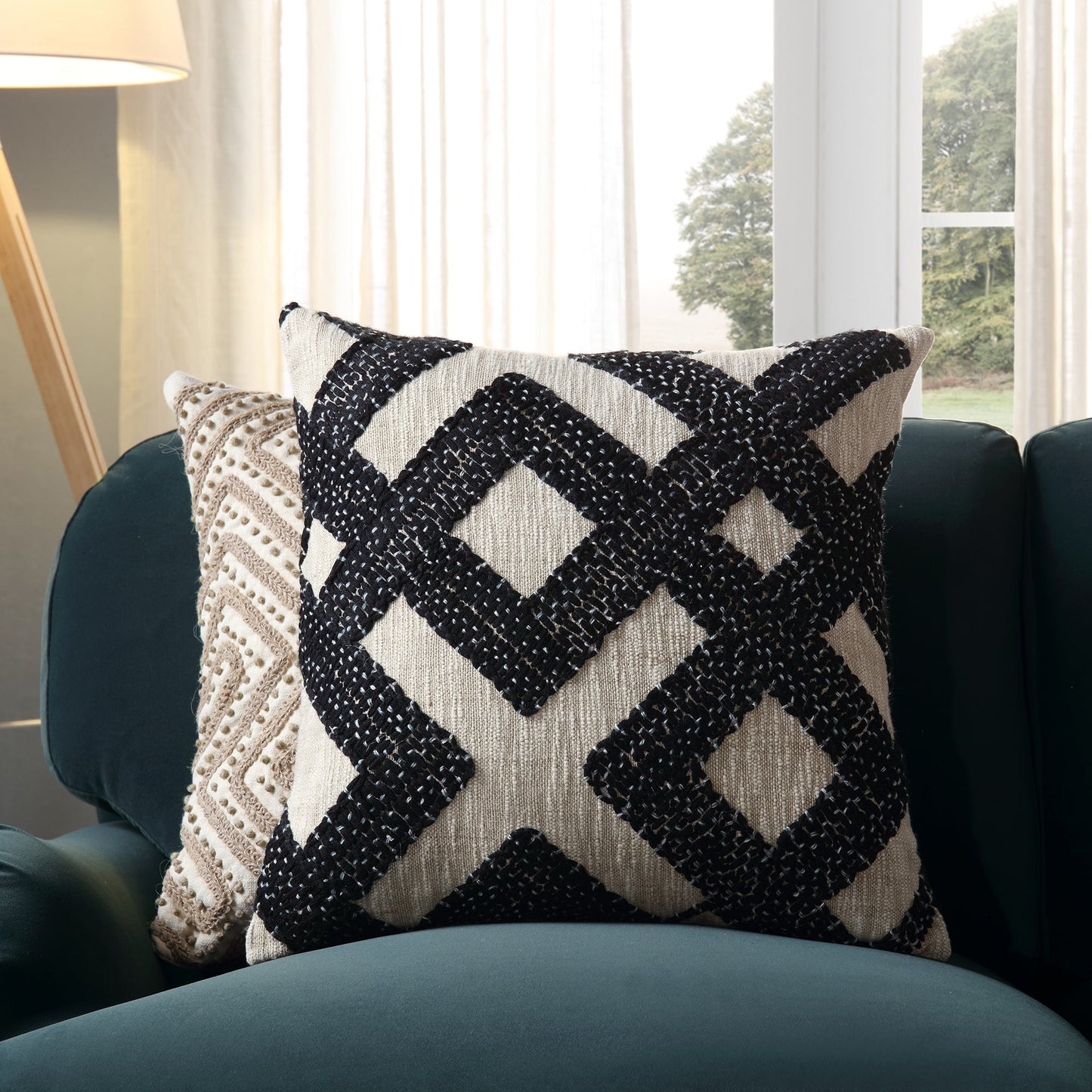 Coussin géométrique brodé monochrome Baja