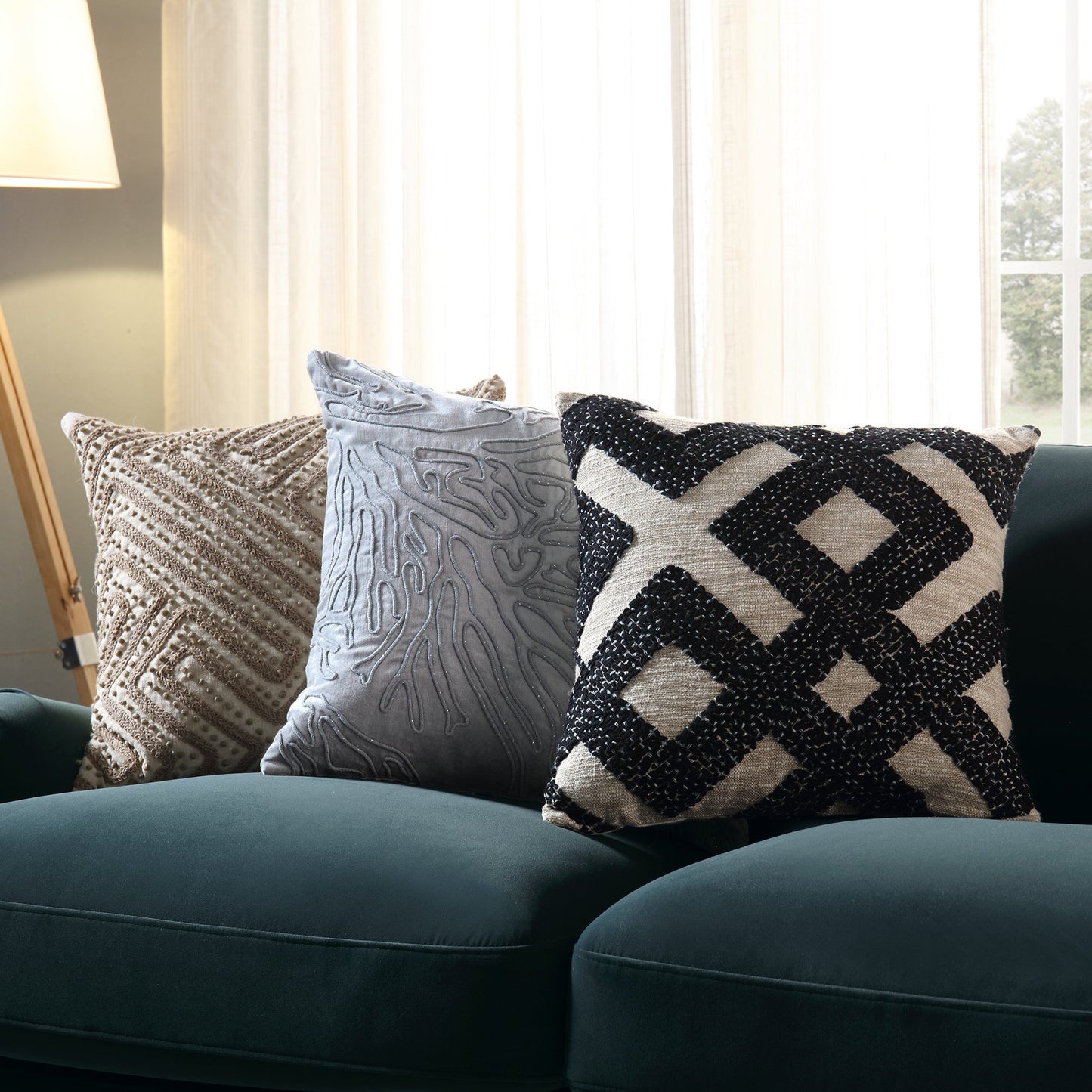 Coussin géométrique brodé monochrome Baja