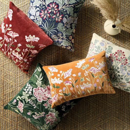 Coussin brodé à la main en velours bleu nuit de la collection Botanica