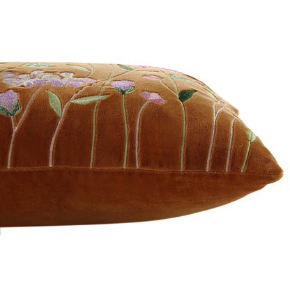 Coussin brodé à la main en velours abricot de la collection Botanica