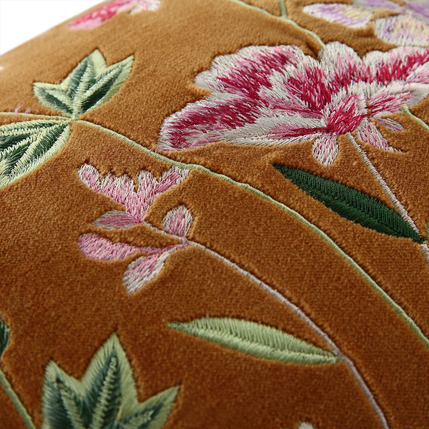 Coussin brodé à la main en velours abricot de la collection Botanica
