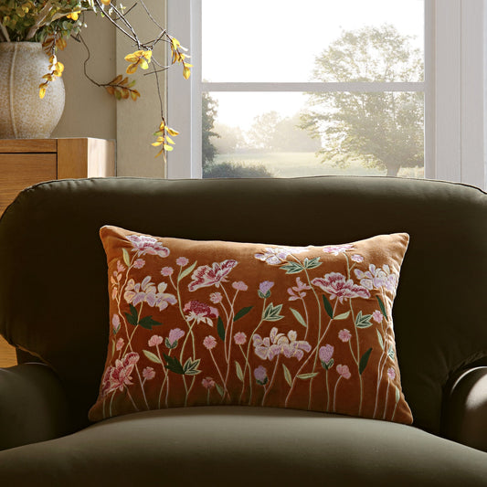 Coussin brodé à la main en velours abricot de la collection Botanica