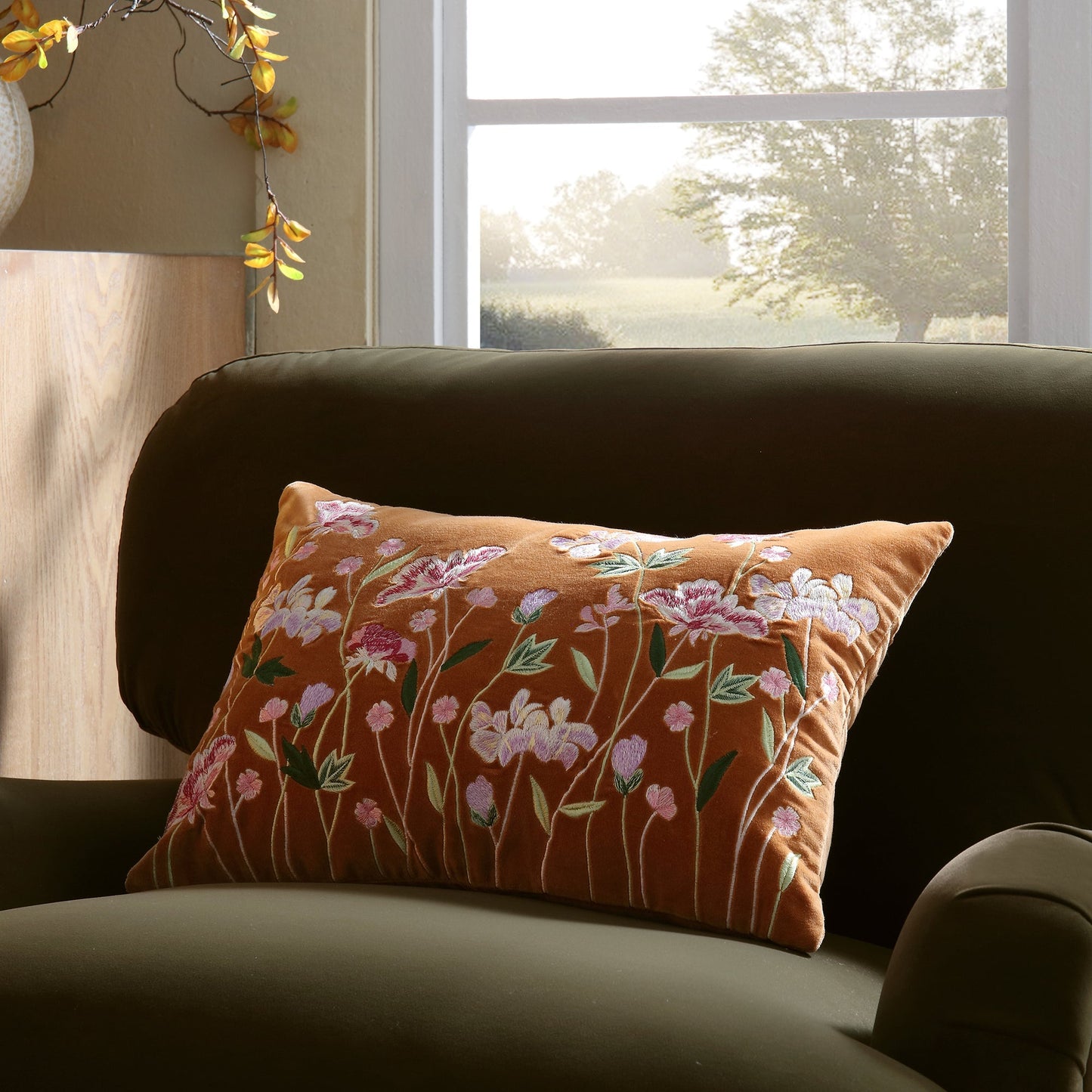 Coussin brodé à la main en velours abricot de la collection Botanica
