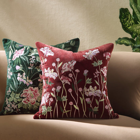 Coussin brodé à la main en velours mûrier de la collection Botanica