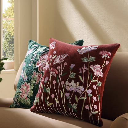 Coussin brodé à la main en velours mûrier de la collection Botanica