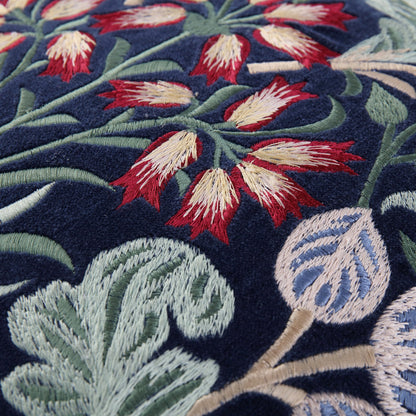 Coussin brodé à la main en velours bleu nuit de la collection Botanica